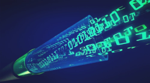 光纖傳輸?shù)暮喗?/></p><p><strong>二、光纖傳輸構(gòu)成</strong></p><p>點到點的光學傳輸系統(tǒng)由三個基本部分構(gòu)成：產(chǎn)生光信號的光發(fā)送機、攜帶光信號的光纜和接收光信號的光接收機。光纖是一種采用玻璃作為波導，以光的形式將信息從一端傳送到另一端的技術(shù)。今天的低損耗玻璃光纖相對于早期發(fā)展的傳輸介質(zhì)，幾乎不受帶寬限制并具有獨一無二的優(yōu)勢。</p><p style=